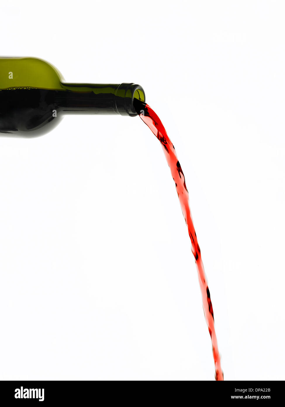 Rotwein aus der Flasche gießen Stockfoto