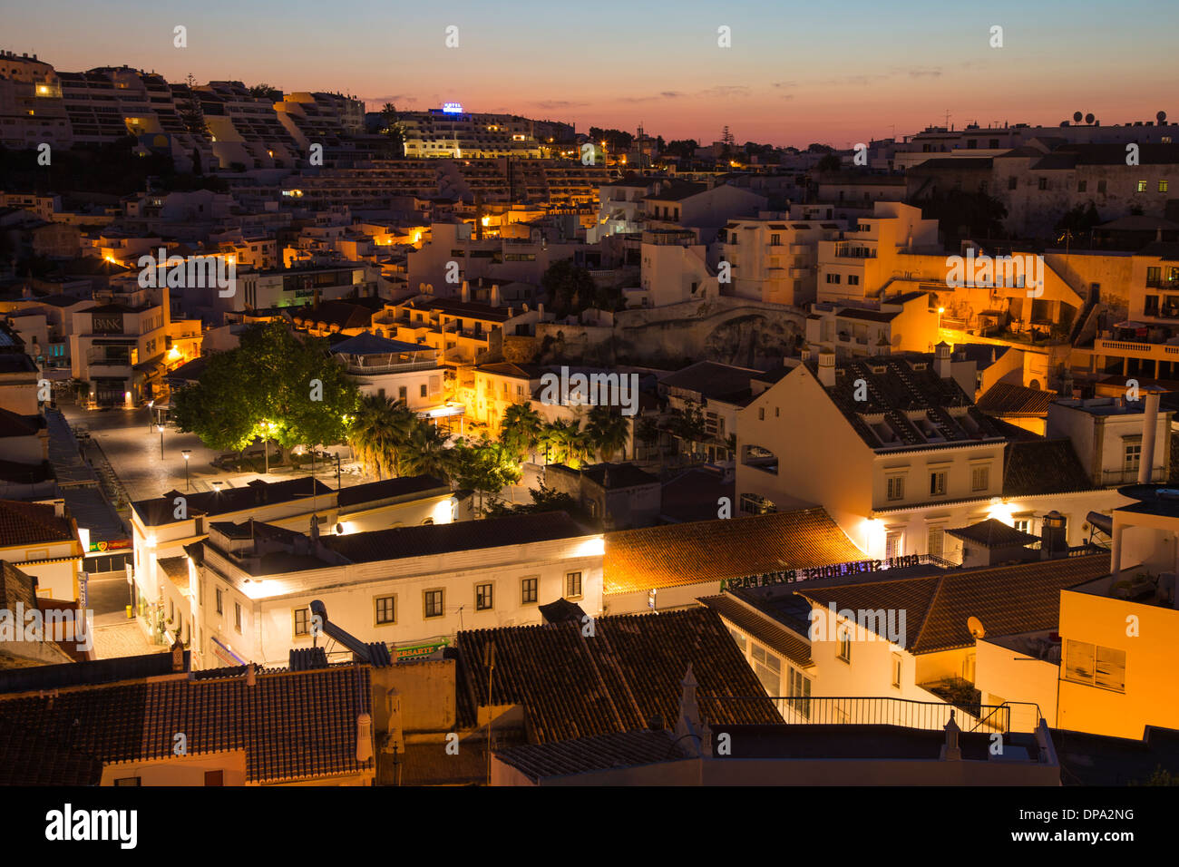 Albufeira Altstadt in der Abenddämmerung. Stockfoto