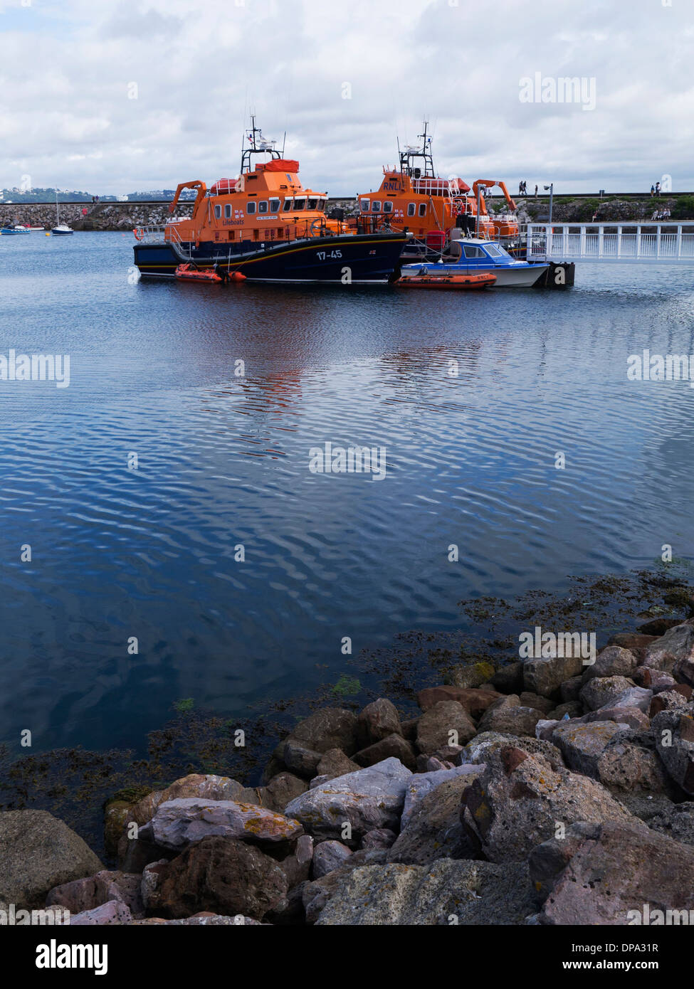 Rettungsboote im Hafen, Brixham Stockfoto