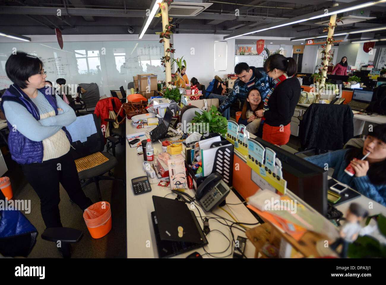 (140110)--HANGZHOU, 10. Januar 2014 (Xinhua)--Personal Mitglieder Alipay Hauptquartier in Hangzhou, Hauptstadt der ostchinesischen Provinz Zhejiang, 10. Januar 2014 arbeiten. Sina Weibo, einem Chinas führenden Microblogging-Service-providers, ins Leben gerufen, ein Online-Zahlungsservice in Zusammenarbeit mit Alipay, die Online-Zahlung von Tencents Wechat vor kurzem Rivalen. Alipay hat über 120 Millionen Mobile-Payment-Nutzer ist die am weitesten verbreitete Online-Zahlung in China wo Moblile-Zahlung immer beliebter geworden.  (Xinhua/Han Chuanhao) (Cjq) Stockfoto