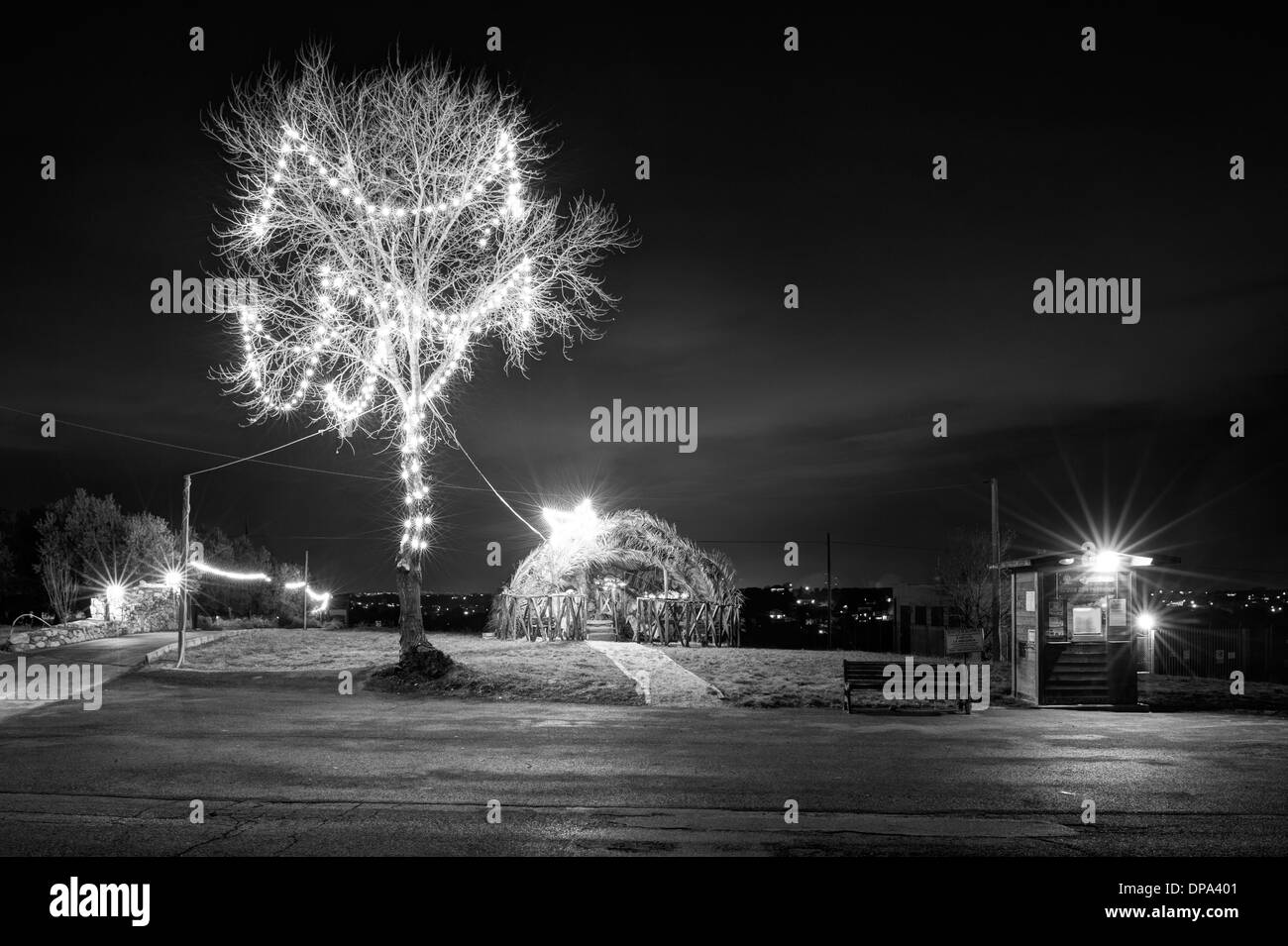 Abruzzen, Italien. Weihnachtsbaum und Krippe Stockfoto