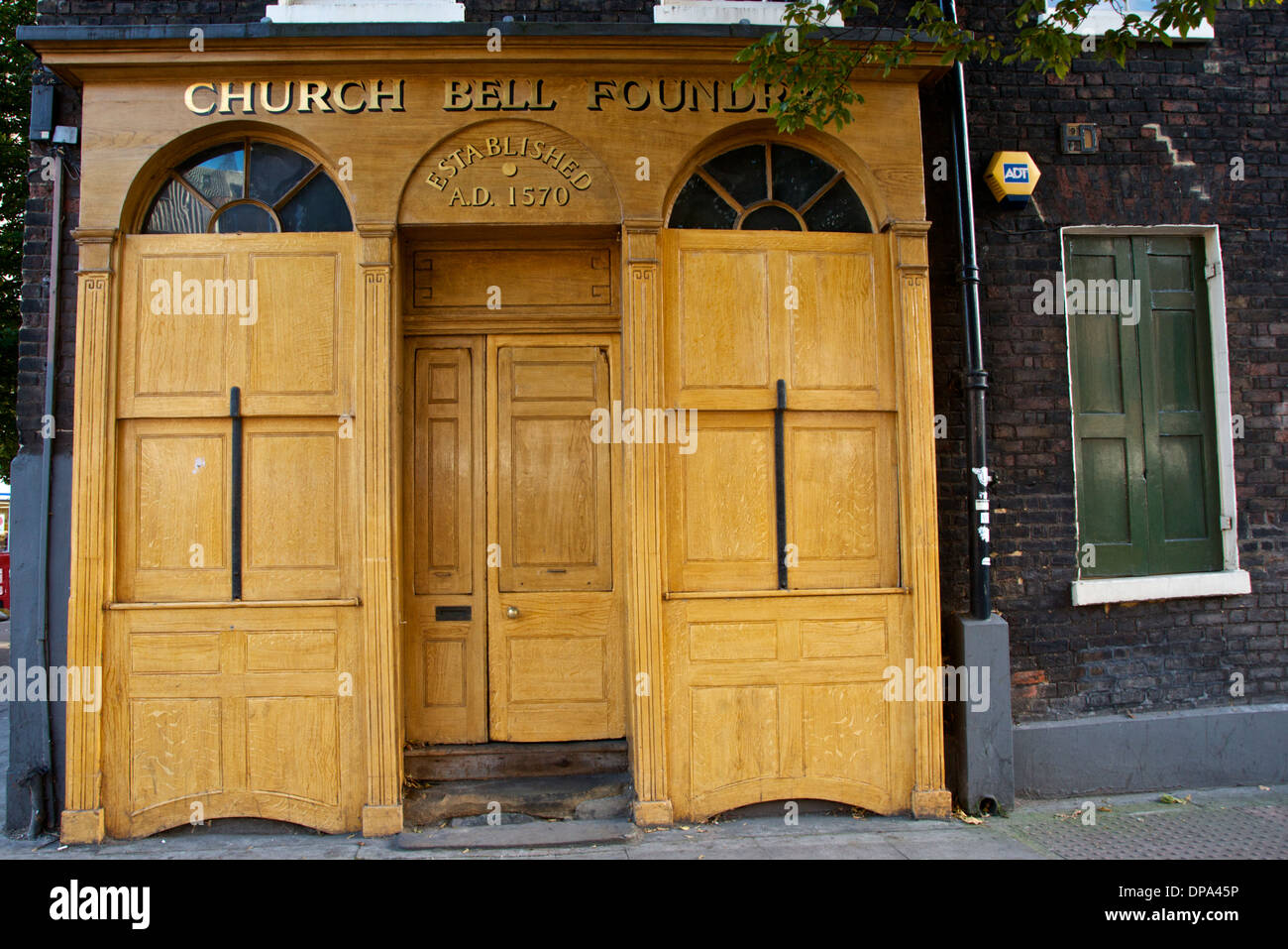 Die vordere Tür des die Whitechapel Kirche Glockengießerei in East London, UK Stockfoto