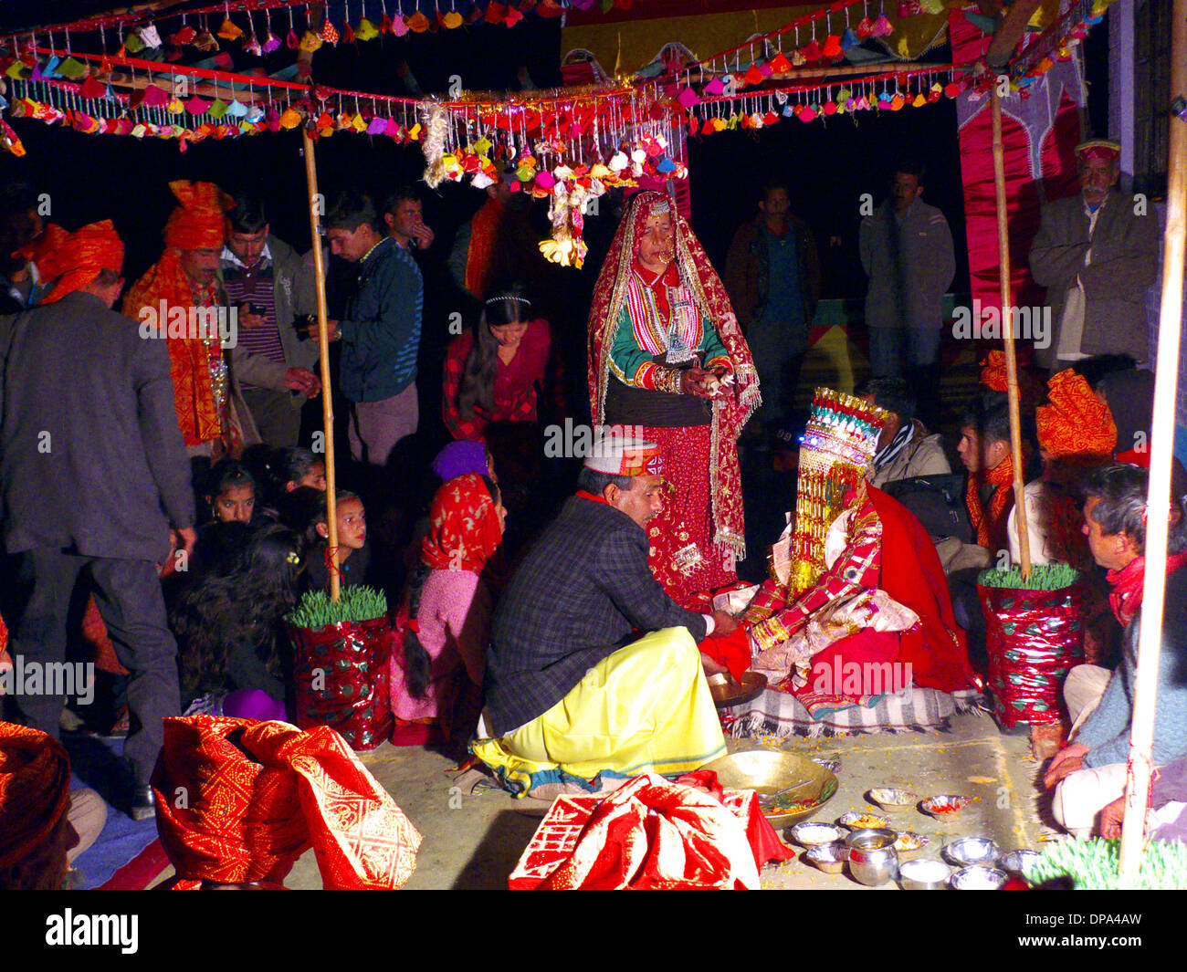 Mutter und Bräutigam am traditionellen hinduistischen Gaddi Himachal Pradesh Dorf Hochzeit, Kereri, Nord-Indien. Stockfoto