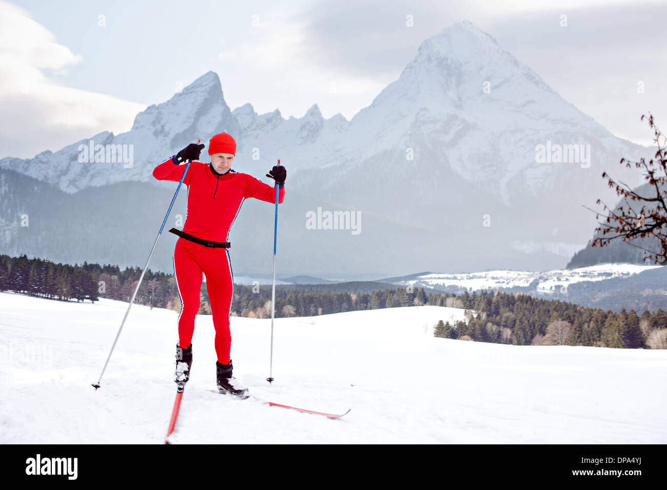 Ein Mann-Langlauf vor Winterlandschaft Stockfoto