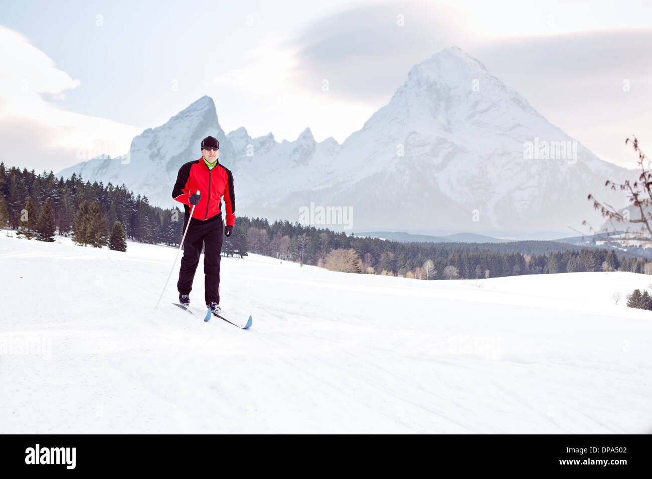 Ein Mann-Langlauf vor Winterlandschaft Stockfoto