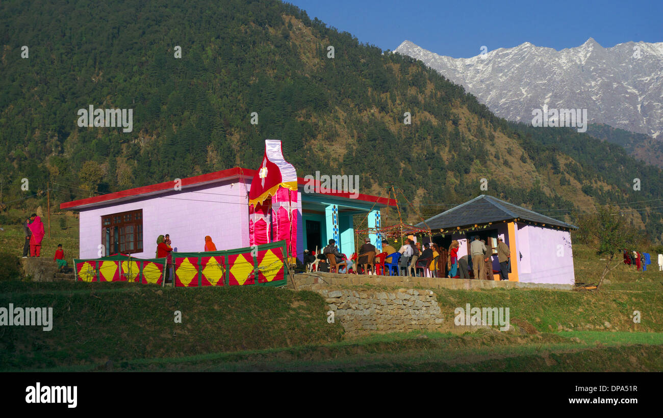 Traditionelle hinduistische Gaddi Himachal Pradesh Dorf Hochzeit, Kereri, Nordindien. Dhauladar Berge im Hintergrund. Stockfoto