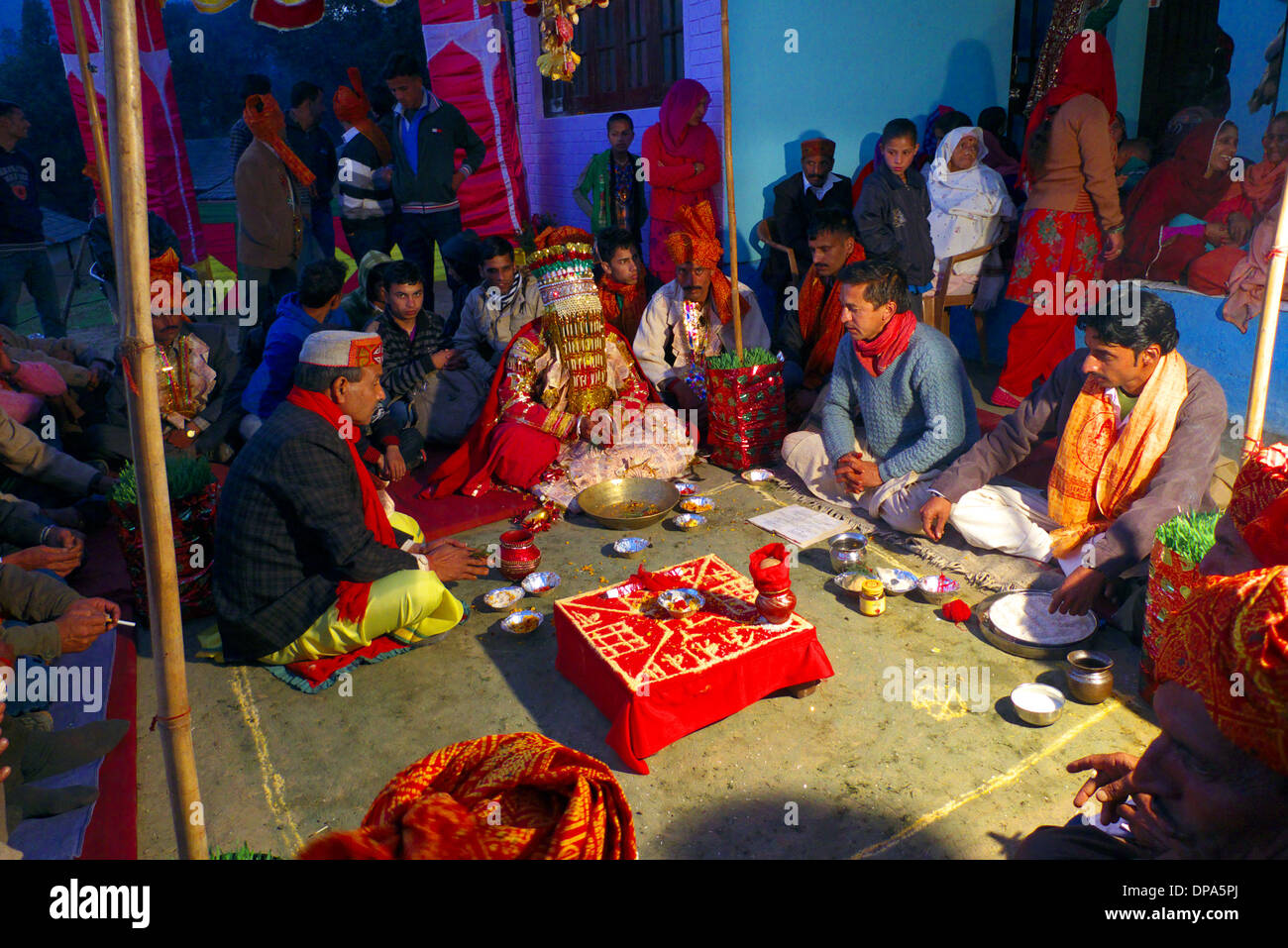 Bräutigam am traditionellen hinduistischen Gaddi Himachal Pradesh Dorf Hochzeit, Kereri, Nord-Indien. Stockfoto