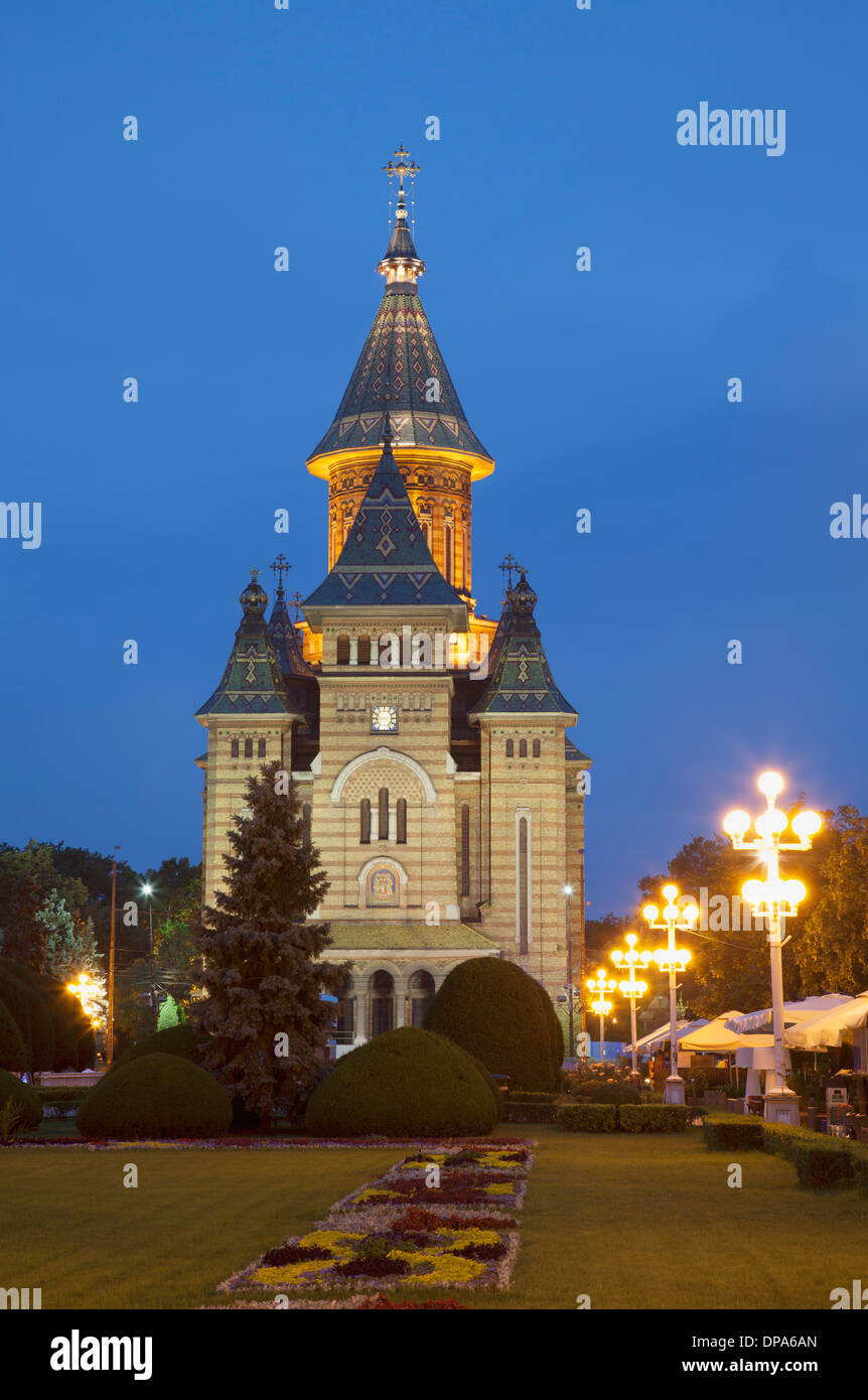 Kathedrale in Piata Victoriei bei Dämmerung, Timisoara, Banat, Rumänien Stockfoto