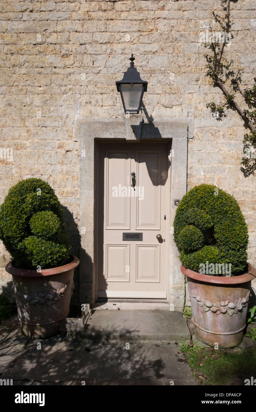 Außenseite des Cotswolds Traditionshaus mit Laterne über Haustür Stockfotografie