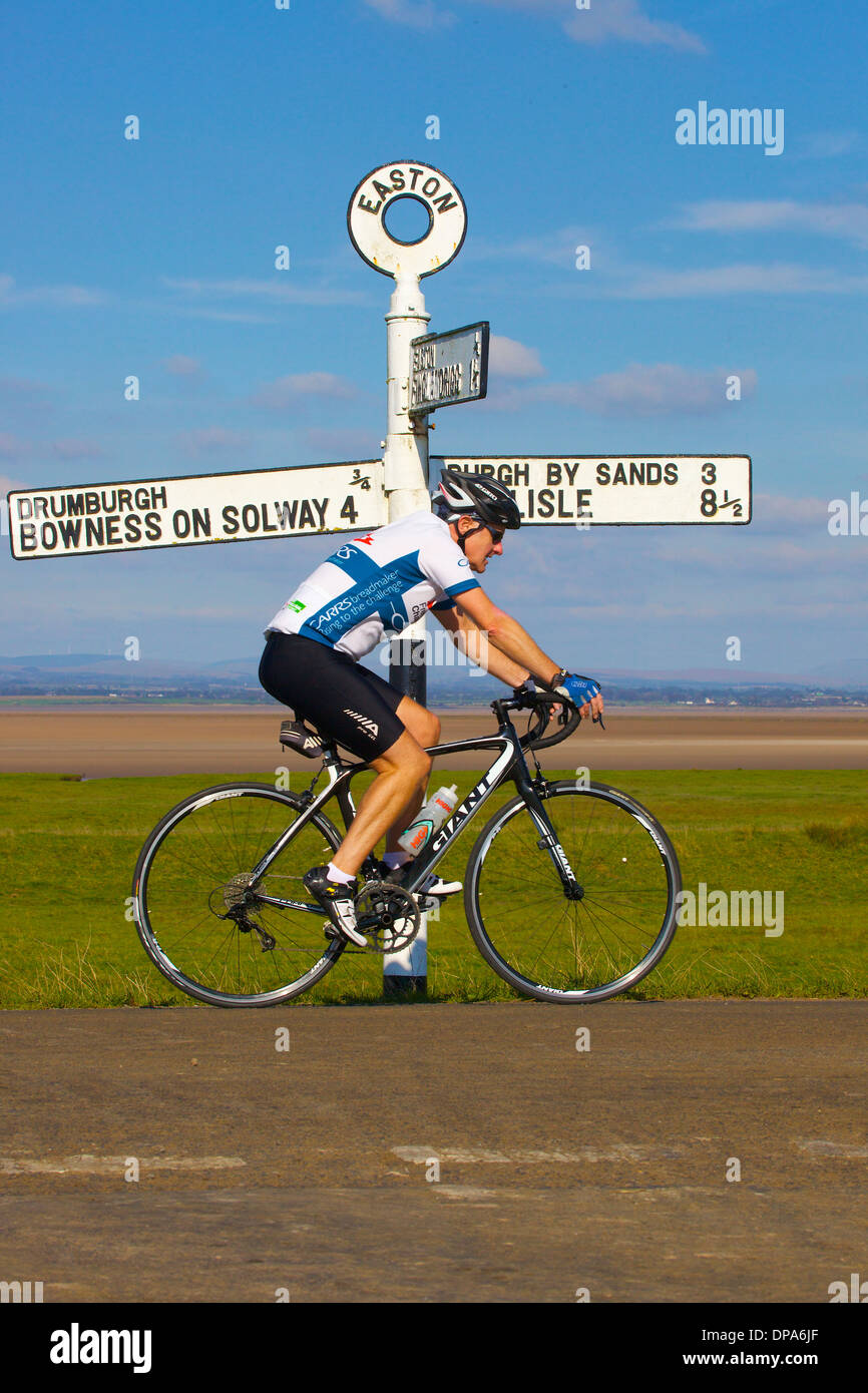 Männliche Radfahrer entlang der Hadrianswall in der Nähe von Easton Cumbria England Vereinigtes Königreich Großbritannien Stockfoto