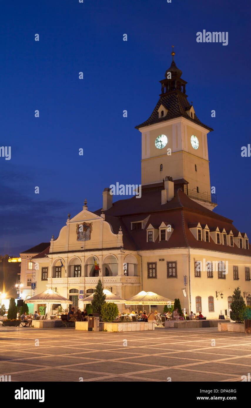 Rathaus in Piata Sfatului bei Dämmerung, Brasov, Siebenbürgen, Rumänien Stockfoto