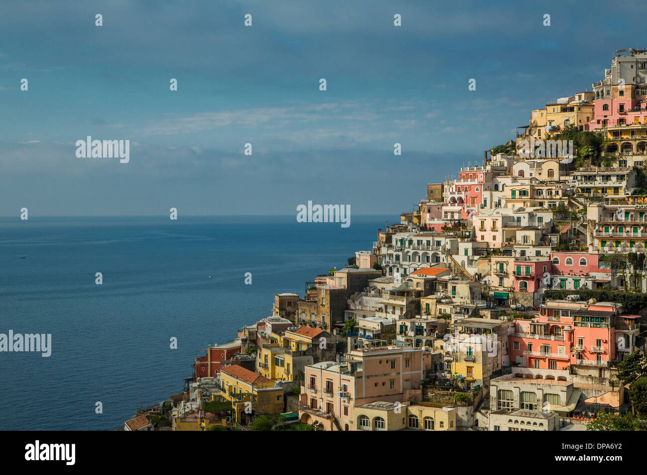 Häuser am Hang, Positano, Amalfi Halbinsel, Kampanien, Italien Stockfoto