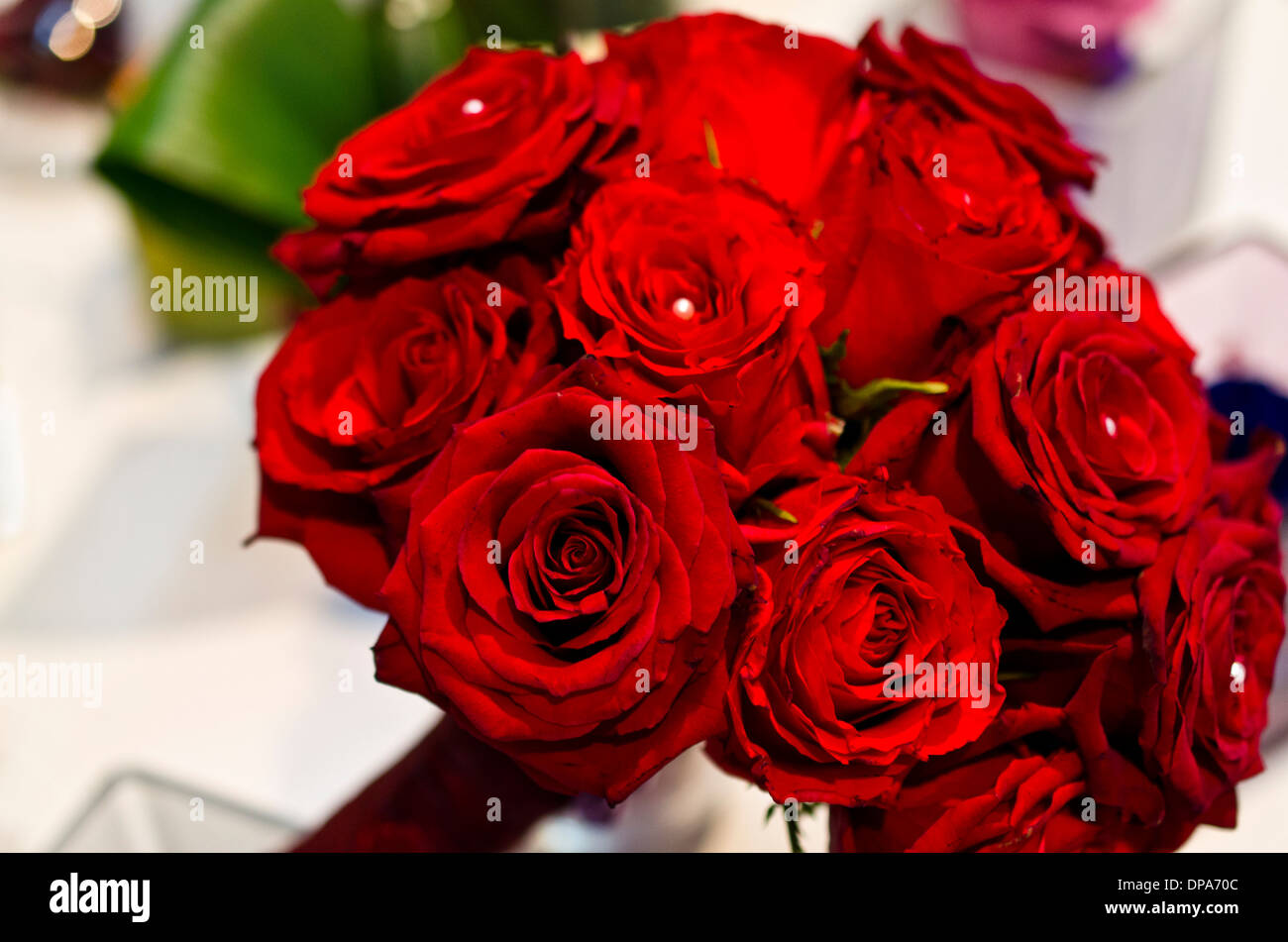 Rote Rosen und weißen Perlen Hochzeit Blumenstrauß Stockfotografie - Alamy