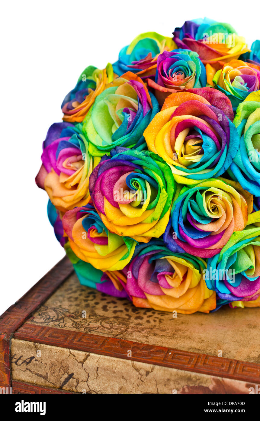 Brautstrauß mit Regenbogen Rosen auf box Stockfotografie - Alamy
