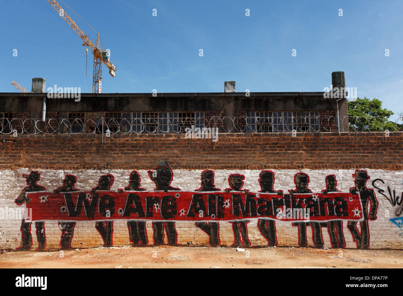 Ein Wandbild, das liest, "Wir alle Marikana sind" in Anlehnung an die Erschießung von 34 Bergleute von der Polizei. In Johannesburg. Südafrika. Stockfoto