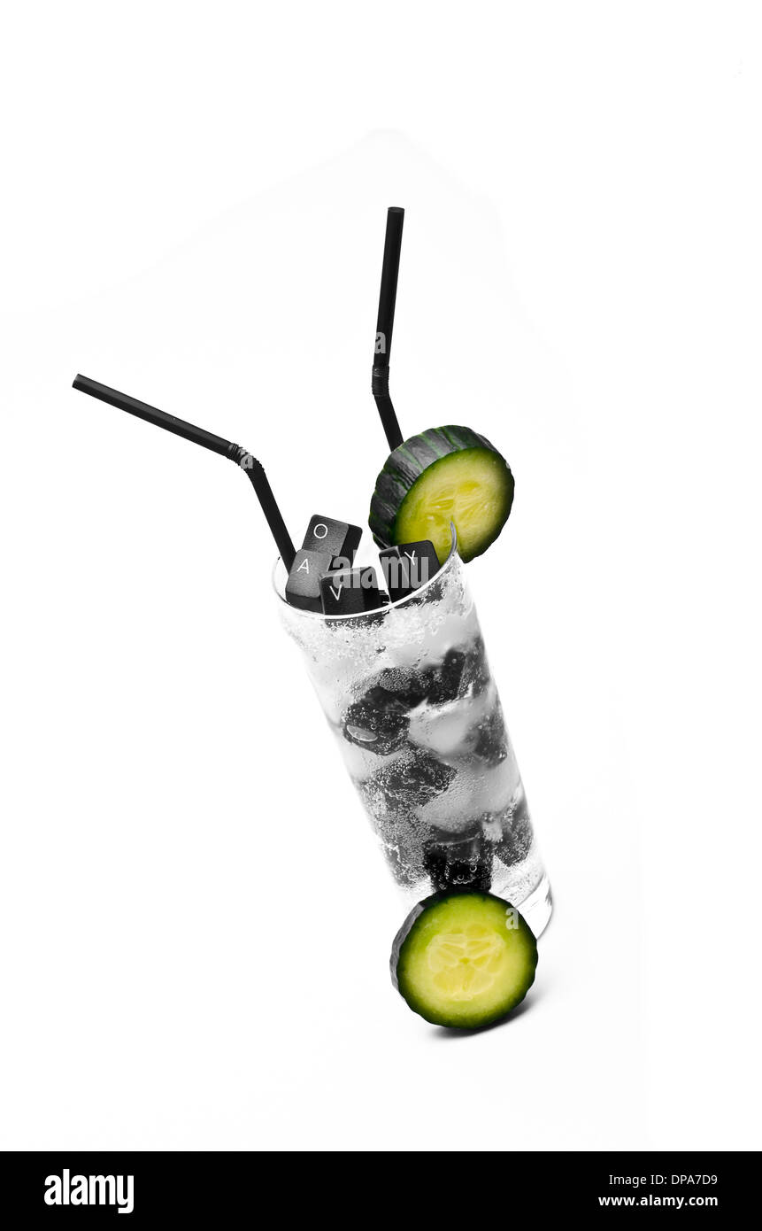 Tastatur und Gurke cocktail am Eisfelsen auf weißen Hintergrund Stockfoto