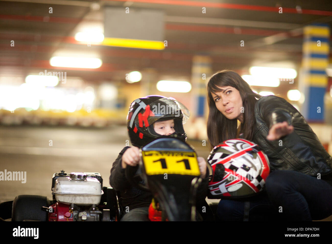 Mutter und Sohn bei Go-Kartbahn Stockfoto