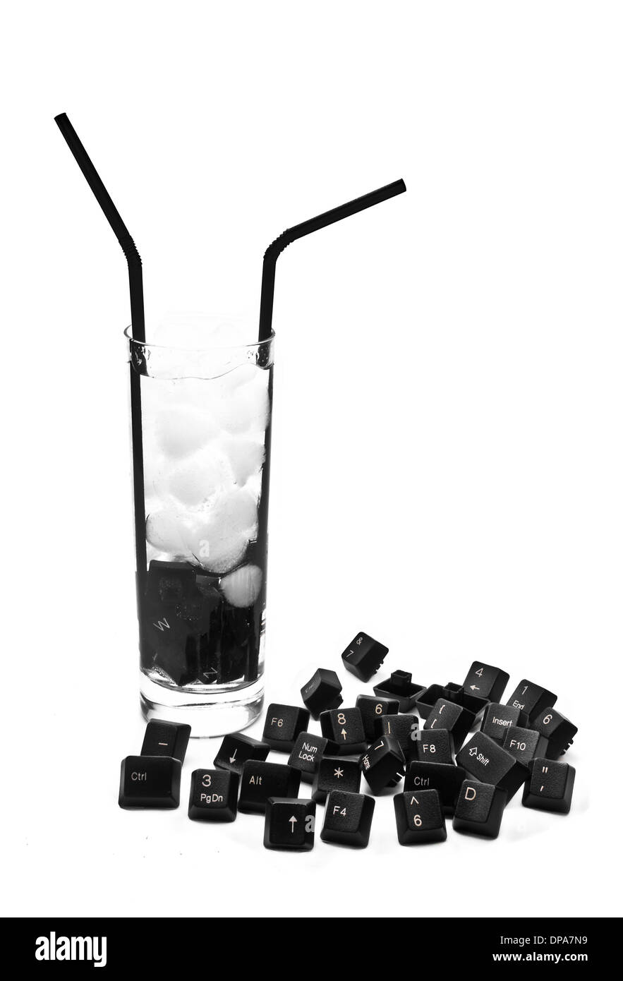 Tastatur auf dem Eis cocktail rockt vor weißem Hintergrund Stockfoto