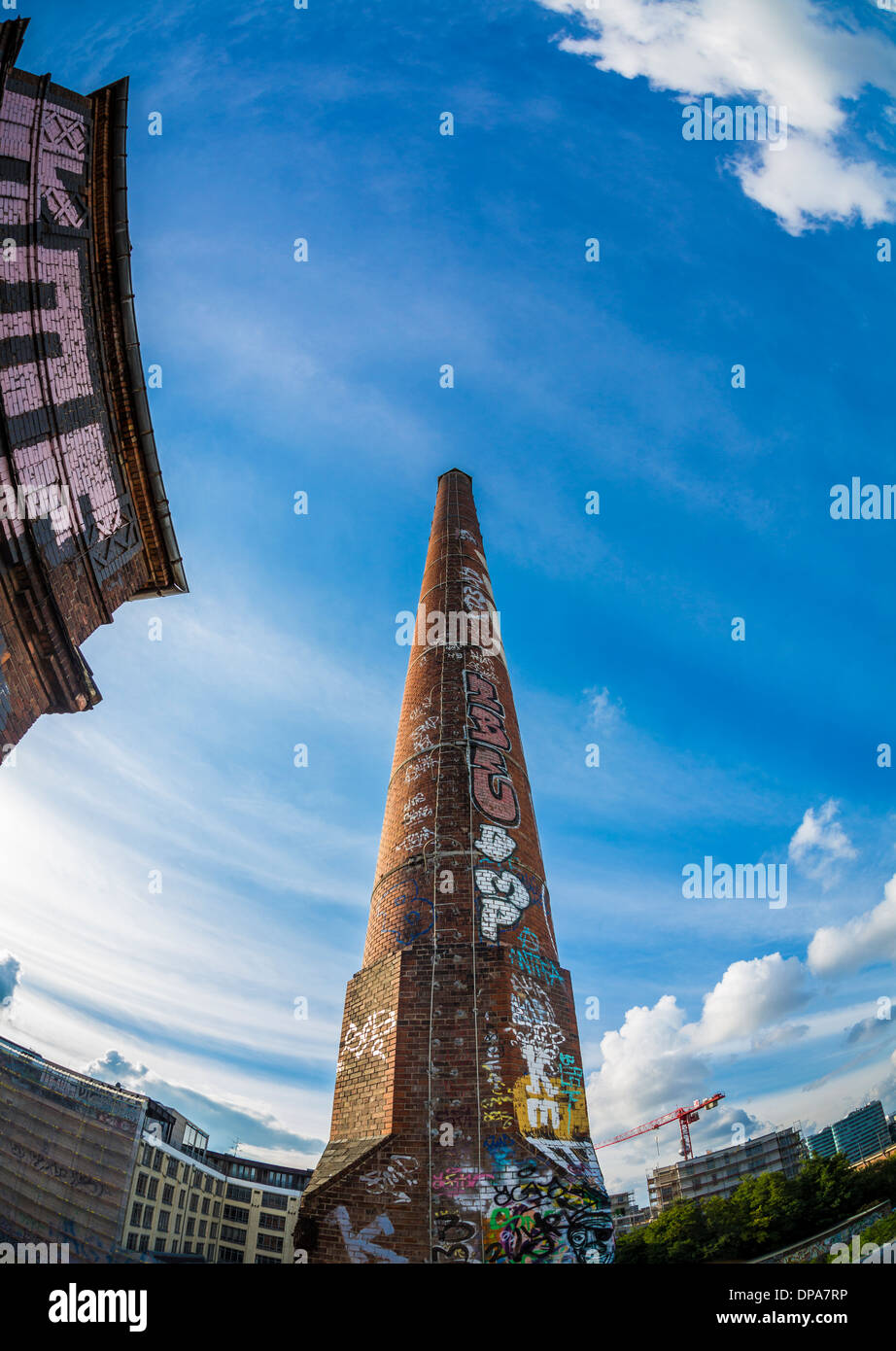 Fisheye Ansicht von einen alten Schornstein mit Graffiti und blauem Himmel schießen in Berlin Stockfoto