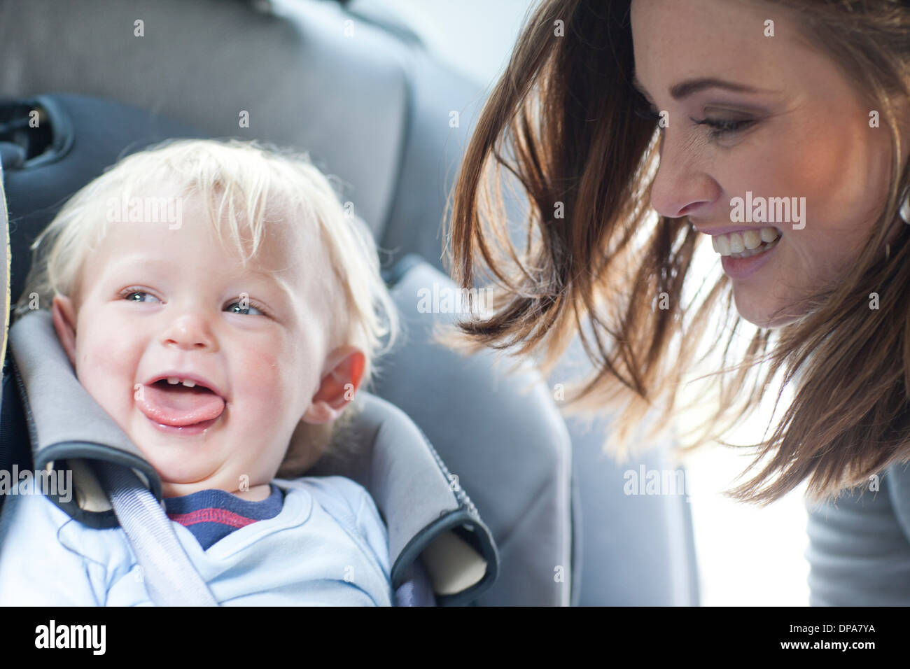 Mutter mit Baby Sohn im Rücksitz des Wagens Stockfoto