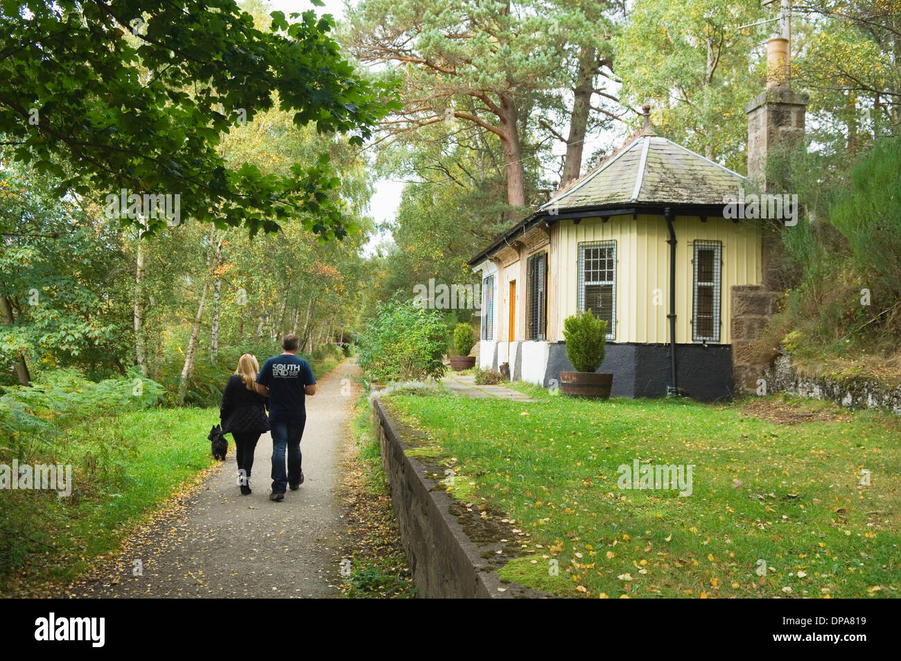 Wanderer auf dem Deeside Weg, vorbei an Cambus O'May Station, Aberdeenshire, Schottland. Stockfoto