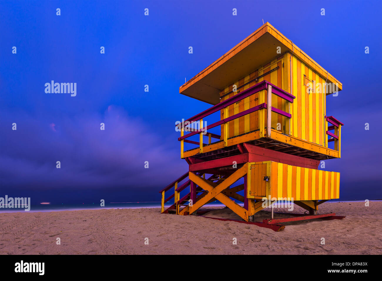 South Beach, Miami, Florida, USA Rettungsschwimmer post in der Dämmerung. Stockfoto