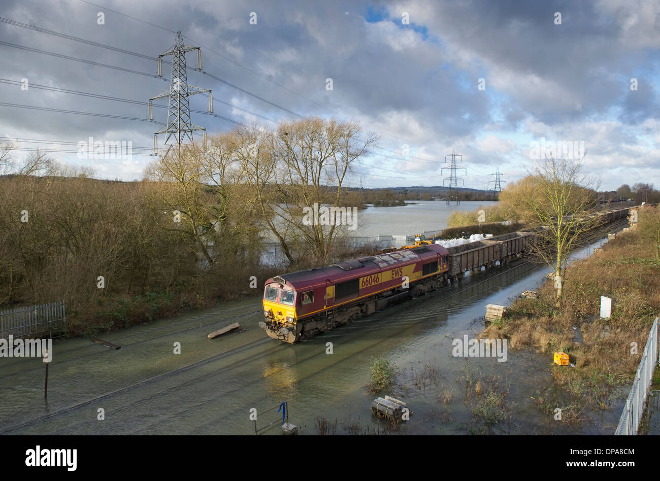 Ein Güterzug nach Süden durch Hochwasser im oberen Mittellauf des Themse-Tal in der Nähe von Radley, Oxfordshire Stockfoto