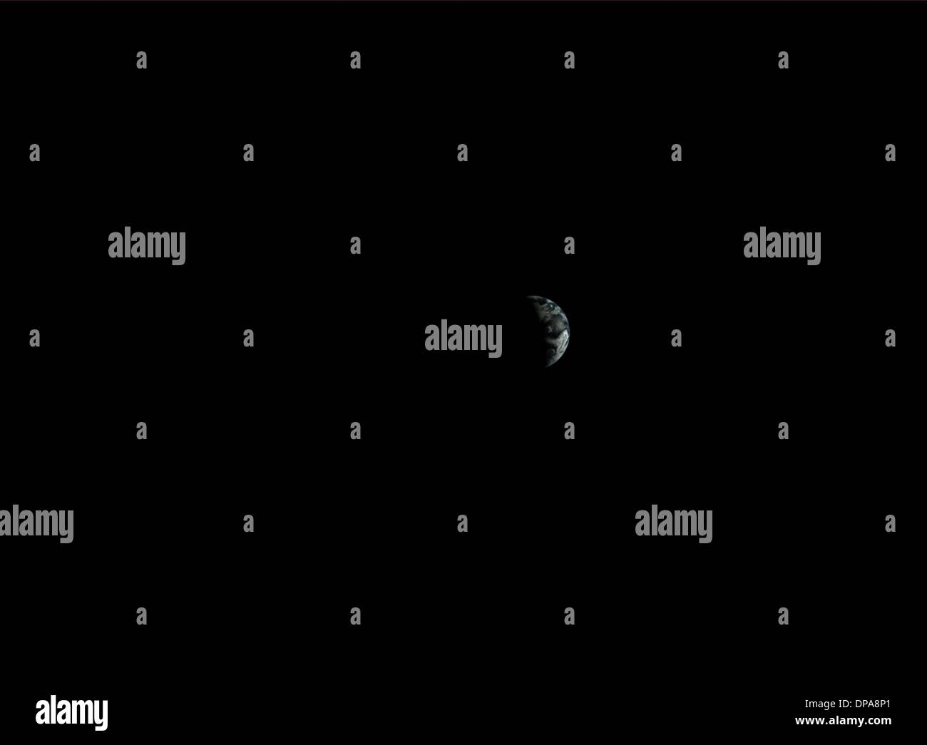 (140110)--Peking, 10. Januar 2014 (Xinhua)--Foto von der Landform Kamera die Chang'e-3 Mond Lander am 25. Dezember 2013 zeigt das Bild der Erde bei Chang'e-3 Raumsonde Mission erste Mondtag Kreis. Chinesische Akademie der Wissenschaften veröffentlicht eine Gruppe von Fotos von der Mondlandschaft von den Kameras auf Chinas Raumsonde Chang'e-3 Freitag. Chang ' e-3, mit an Bord, erste Mondrover das Land auf dem Mond landeten am 14. Dezember 2013, das erste Mal, das China ein Raumschiff zu weich landen auf der Oberfläche eines außerirdischen geschickt hat. (Xinhua) (Cjq) Stockfoto