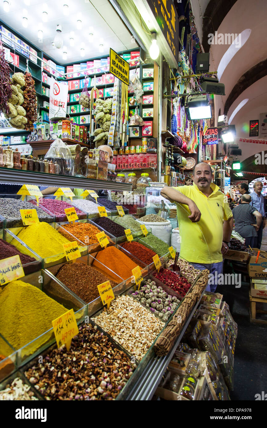 Gewürze und Verkäufer, Spice Market, Istanbul, Türkei Stockfoto