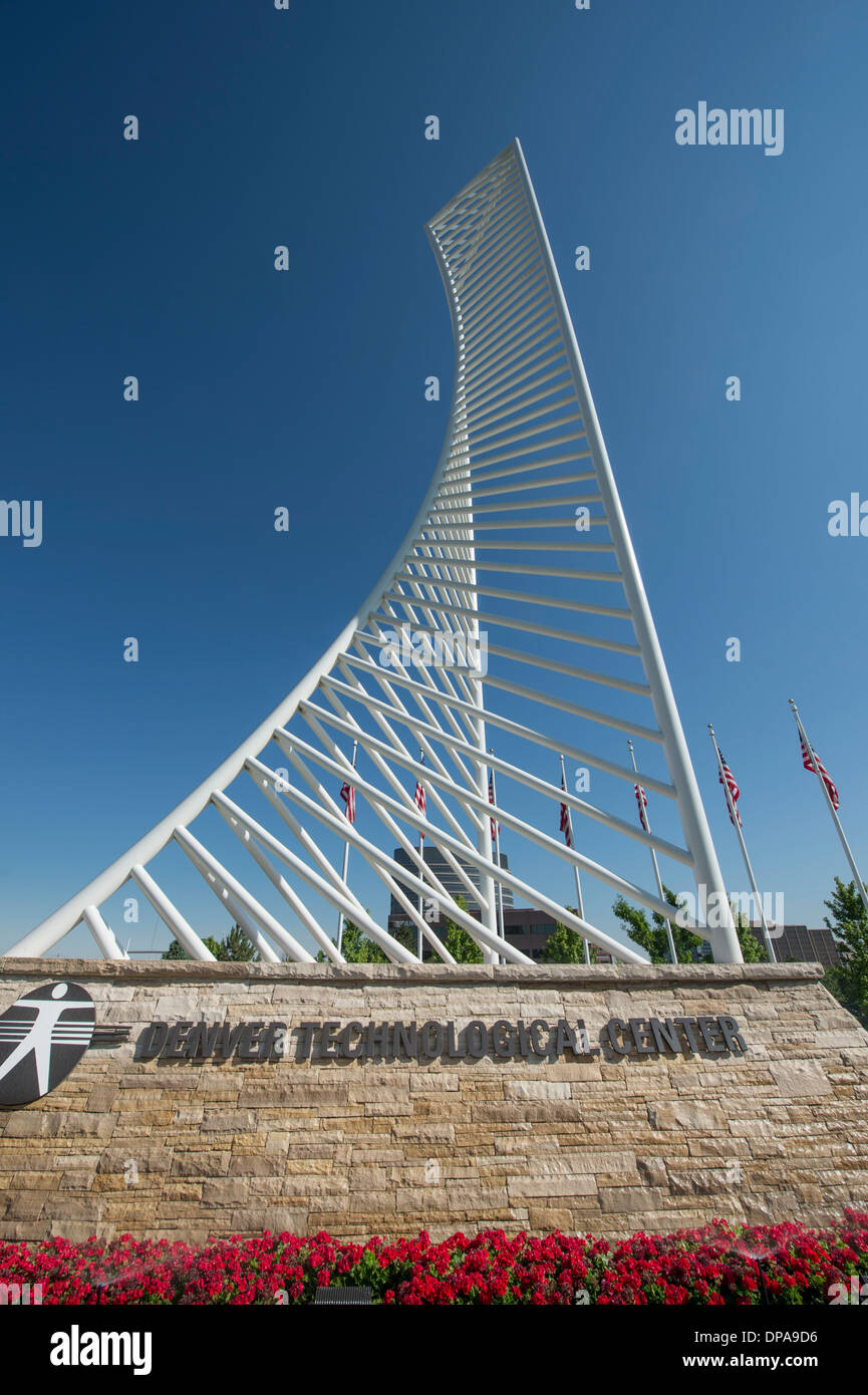 Denver Tech Center brick unterzeichnen und Kunst Skulptur. Stockfoto