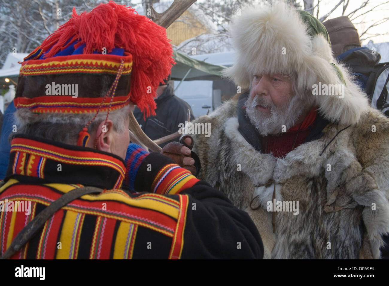 Zwei Lappländer in verschiedenen traditionellen Kleidern Jokkmokk fair Laponia Schweden Stockfoto