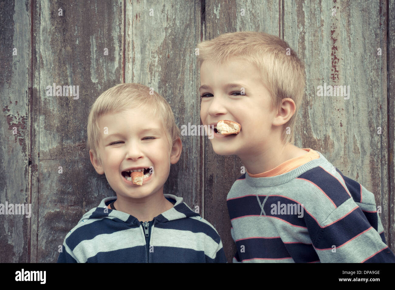 Kinder essen und lächelnd. Stockfoto