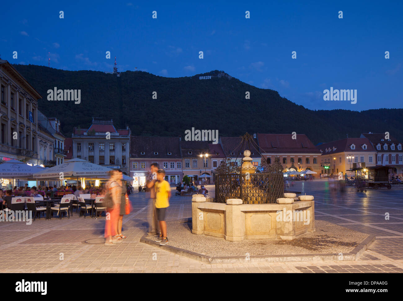 Piata Sfatului bei Dämmerung, Brasov, Siebenbürgen, Rumänien Stockfoto