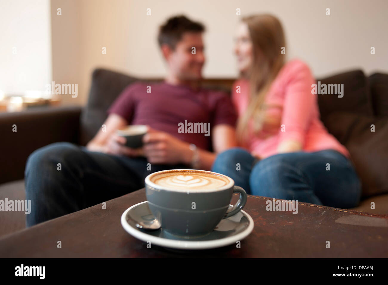 Junges Paar beim Faulenzen auf der Couch im café Stockfoto