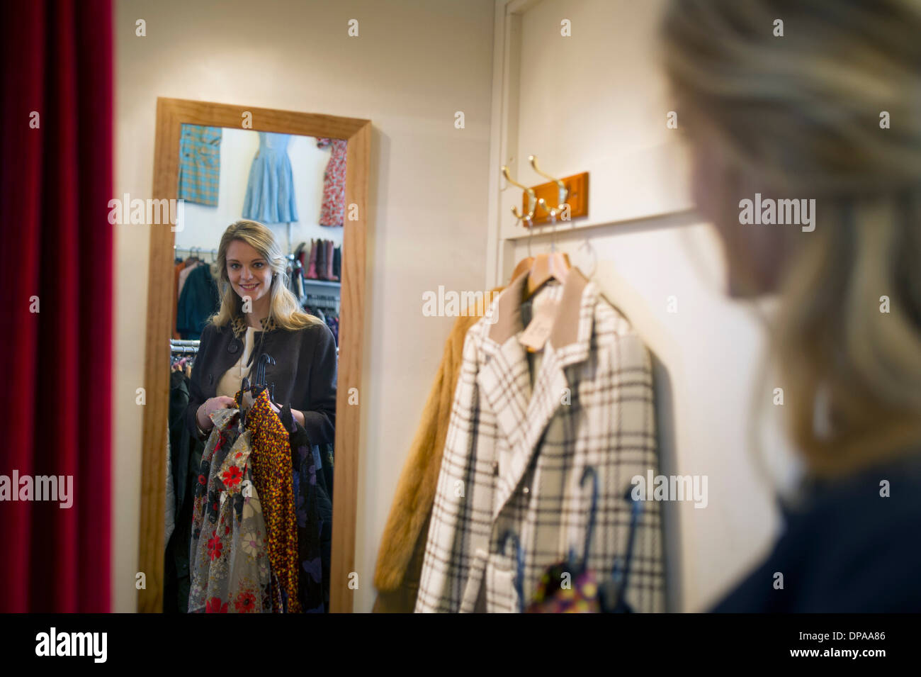 Frau, die Kleidung in der Umkleidekabine Stockfoto