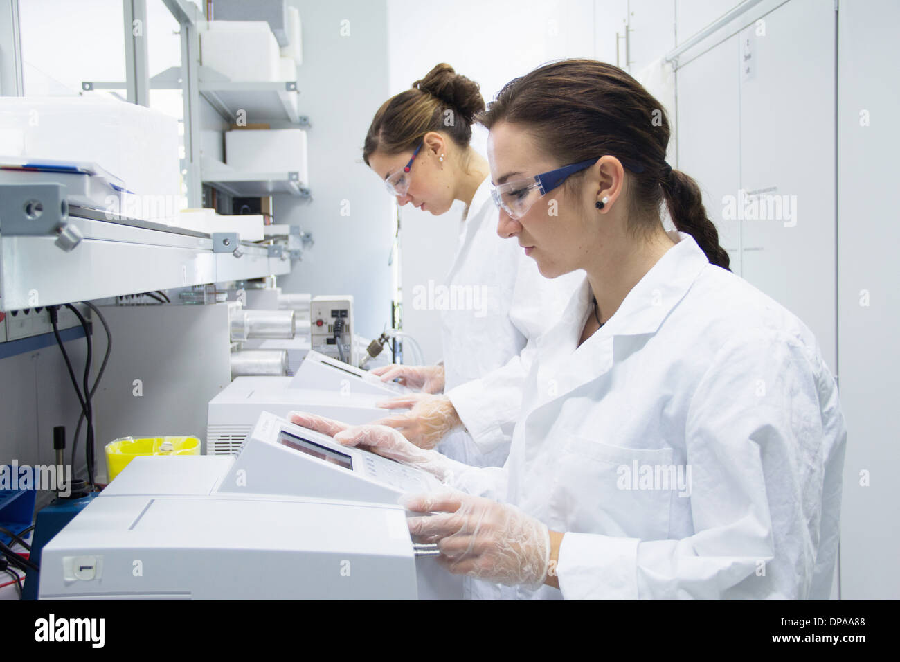 Biologiestudenten, die Arbeiten im Labor Stockfoto