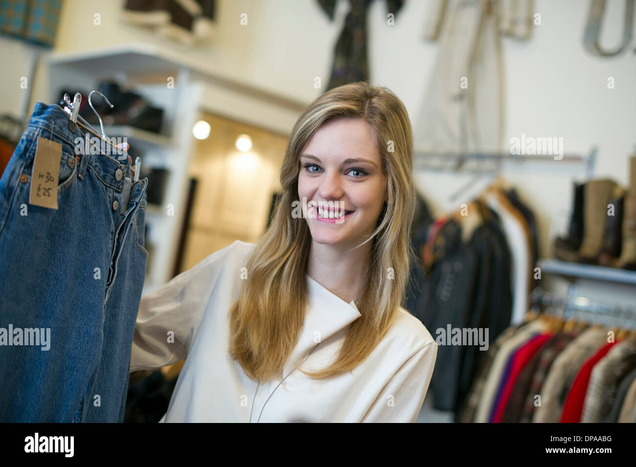 Frau sucht Paar jeans Stockfotografie - Alamy