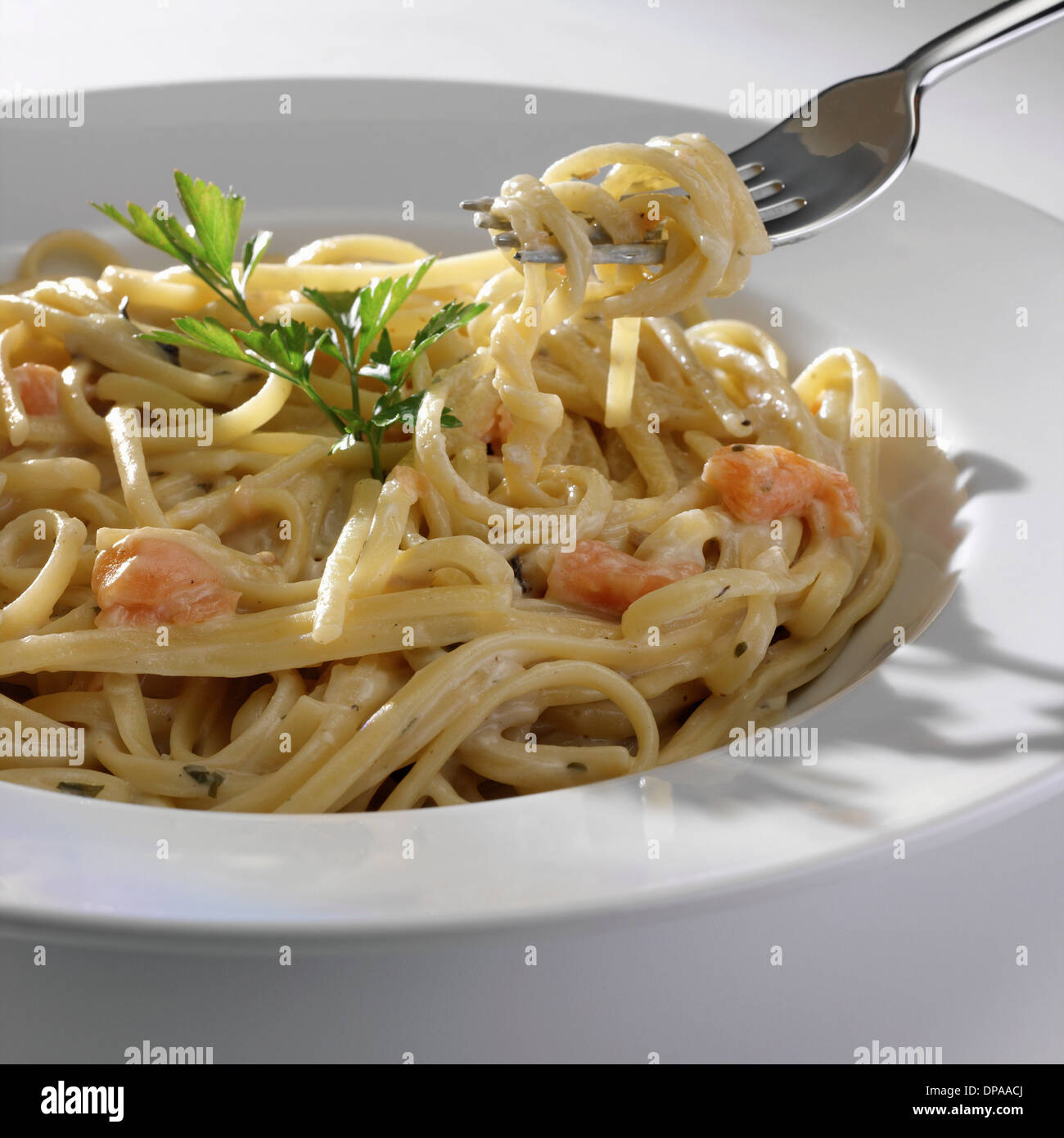 Schüssel mit Pasta mit Meeresfrüchten Stockfoto