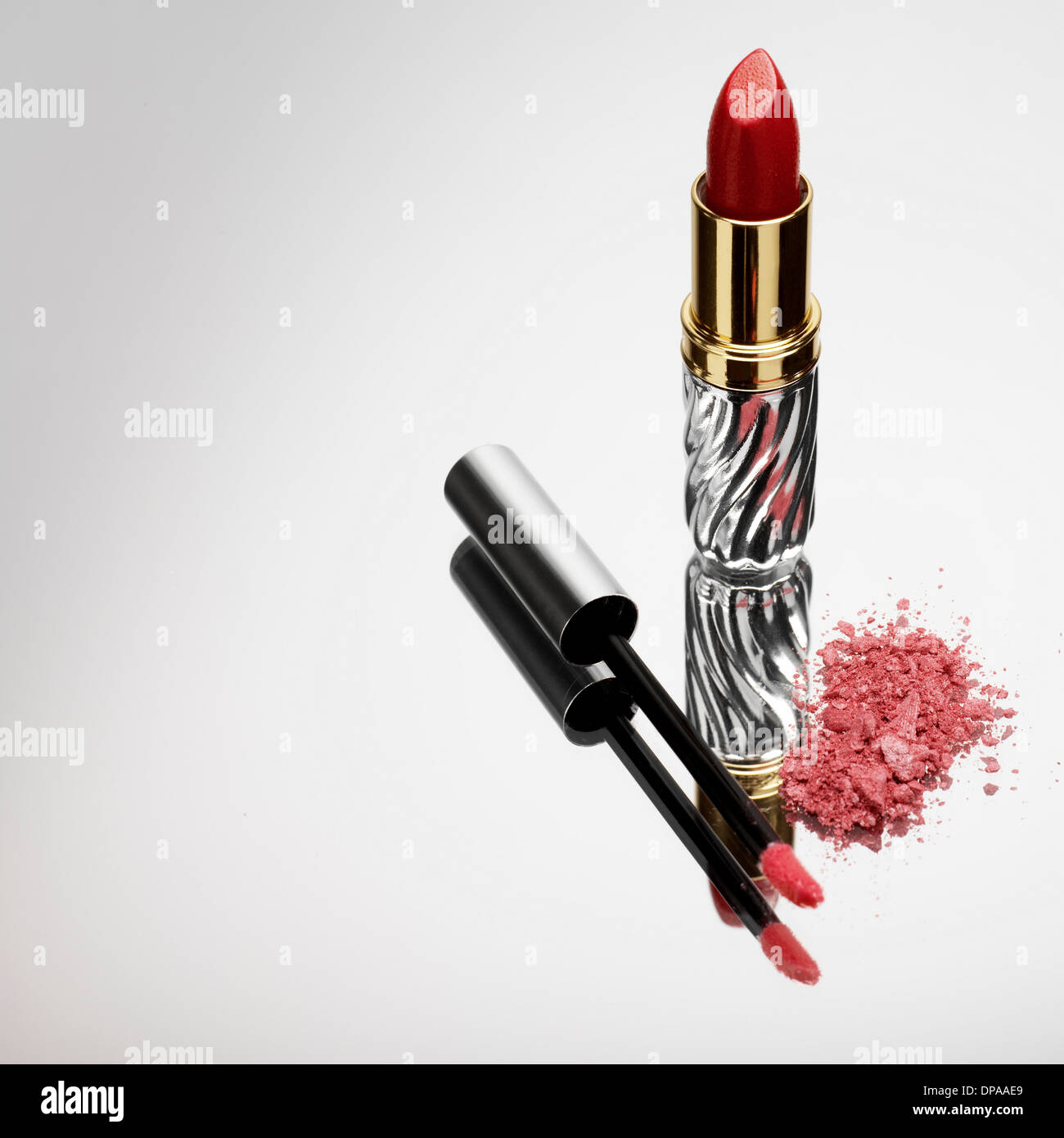 Lippenstift, Lipgloss und Lidschatten Stockfoto