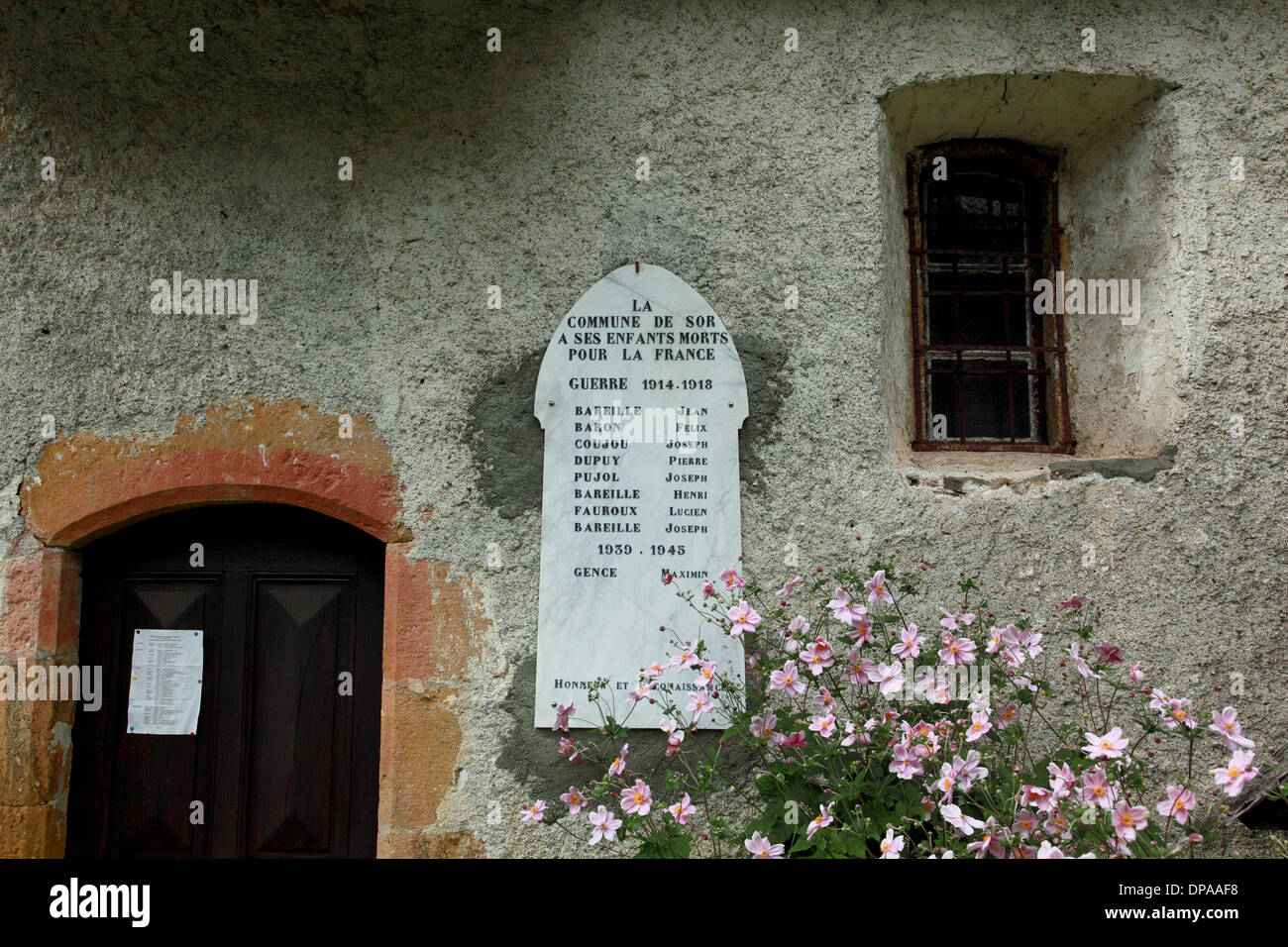 Kriegerdenkmal an der Wand der Kirche in das winzige Dorf Sor, in der Nähe von Argein, Ariège, SW-Frankreich Stockfoto