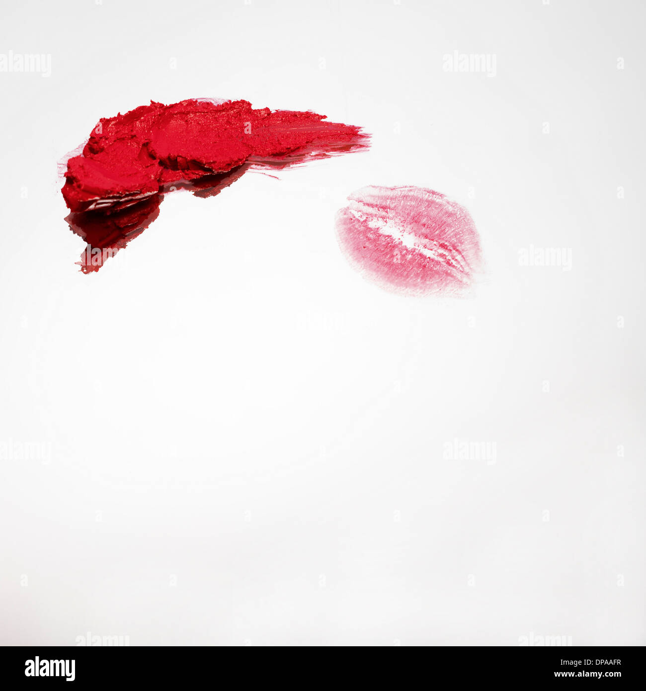 Abstrich von Lippenstift und Lippenstift Kuss mark Stockfoto