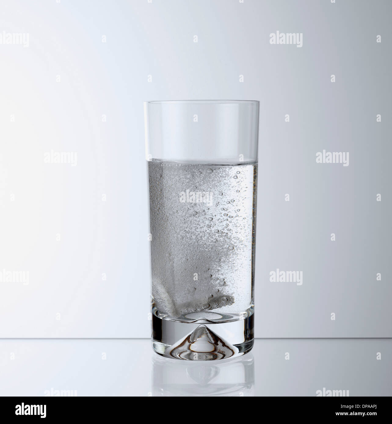 Glas kohlensäurehaltiges Getränk Stockfoto