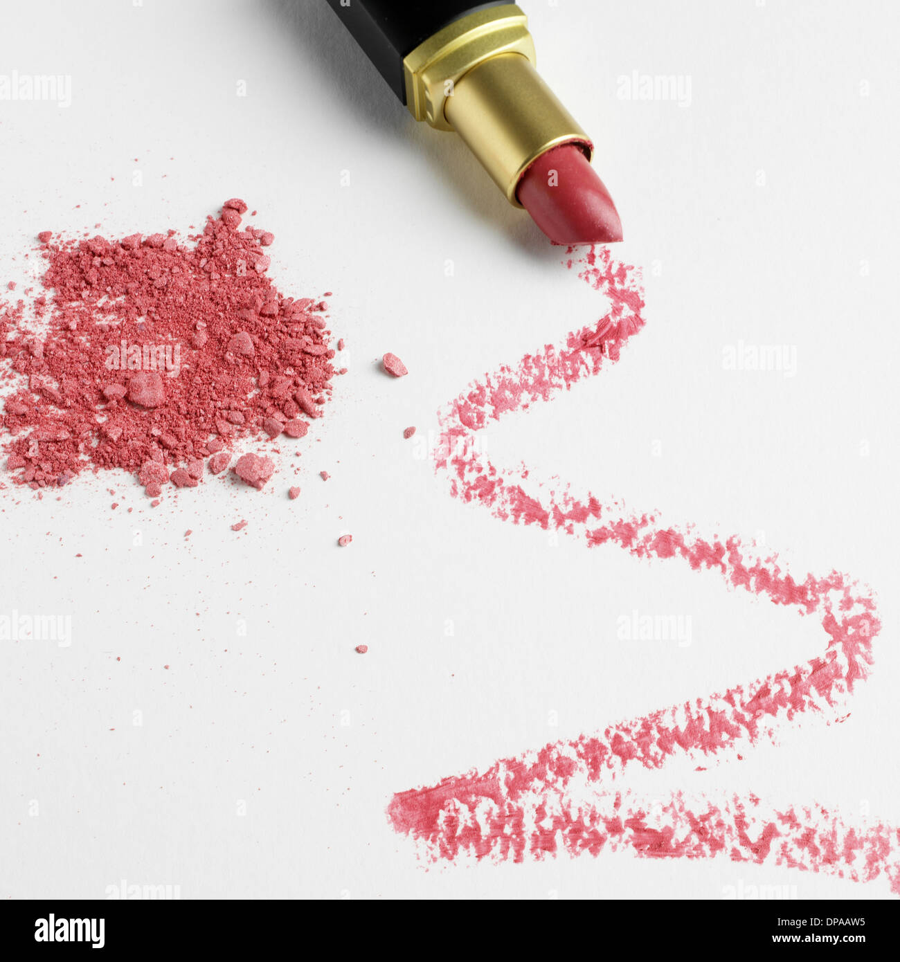 Lippenstift Zick-Zack-Muster auf weißem Hintergrund mit Make-up Pulver Stockfoto