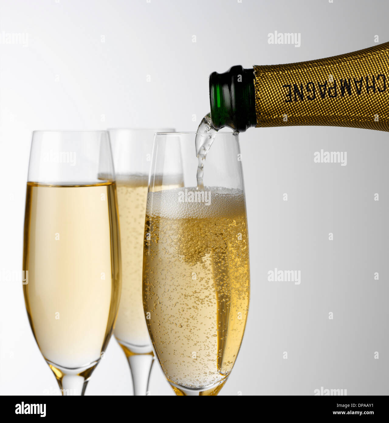 Champagner in Glas gießen Stockfoto