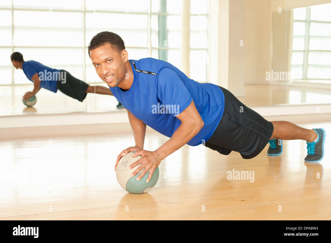 Mann mit Gymnastikball Stockfoto