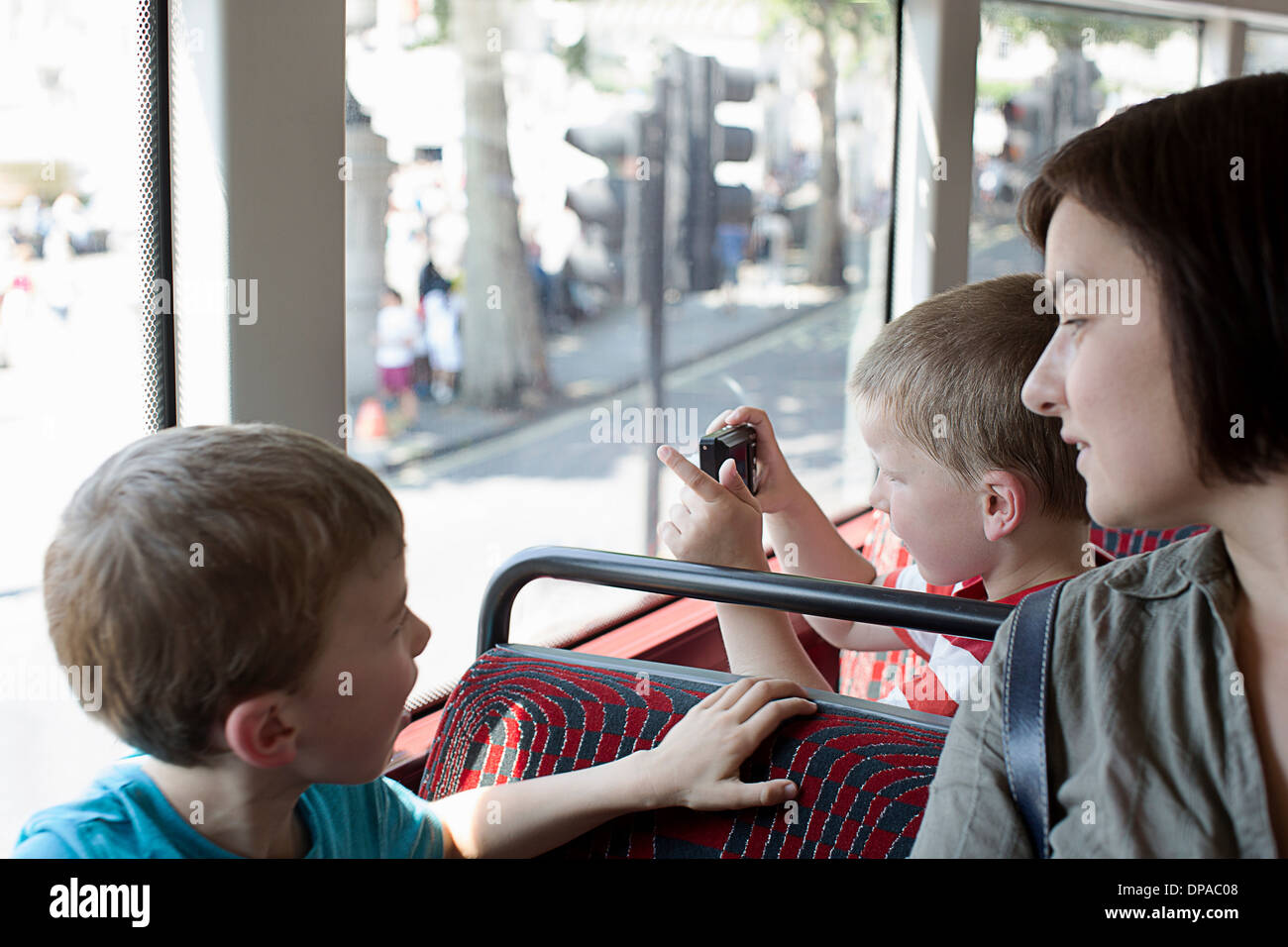 Mutter und Söhne auf Doppeldecker-Bus in London Stockfoto
