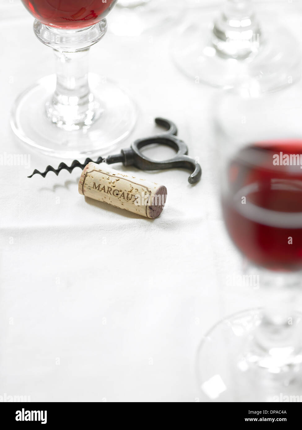 Französischer Wein, Korken, Korkenzieher und Gläser Wein Stockfoto