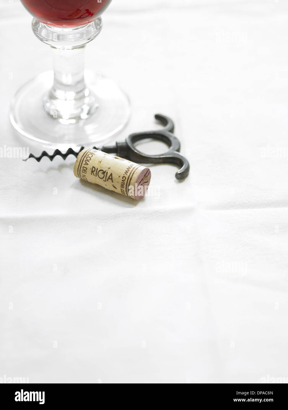Glas Rotwein, Korkenzieher und Kork Stockfoto