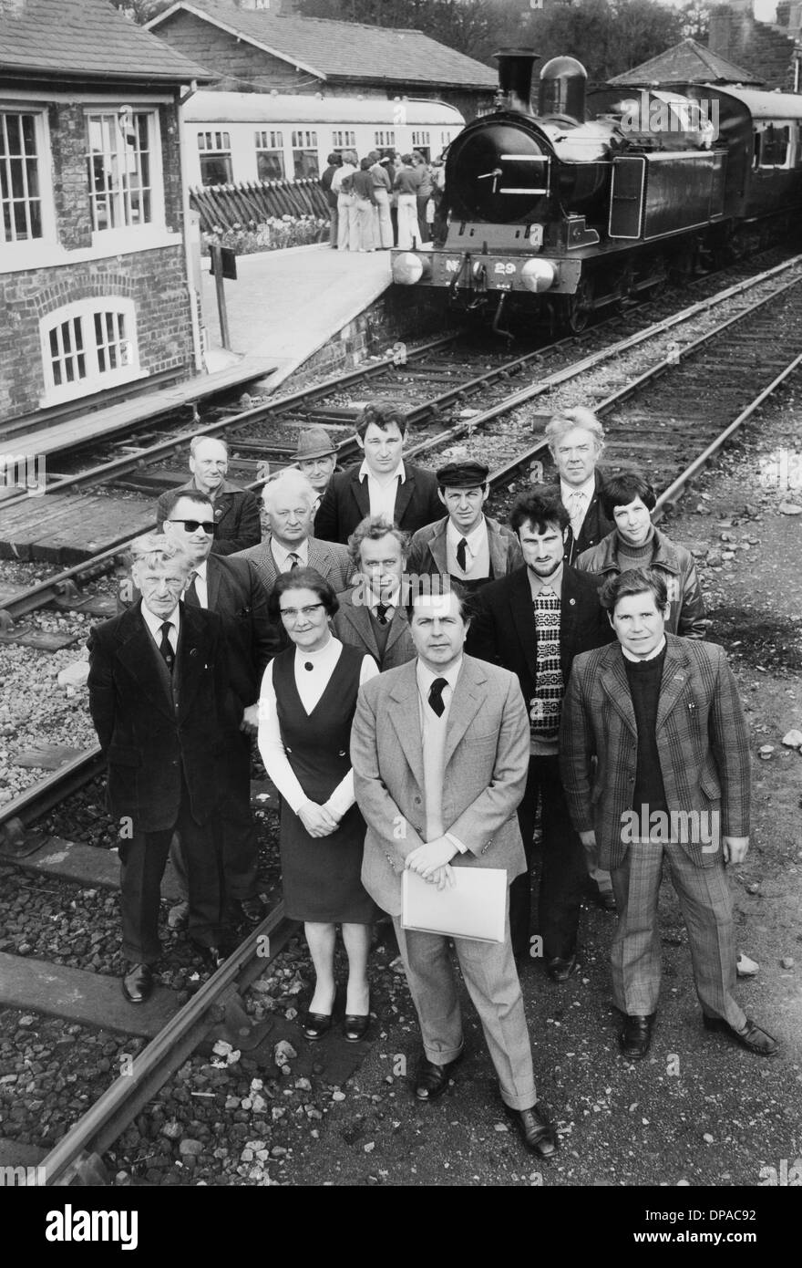Historischen 1977 Gruppenfoto zeigt Herrn Downe (Viscount Downe) mit Freiwilligen, North York Moors Railway Stockfoto