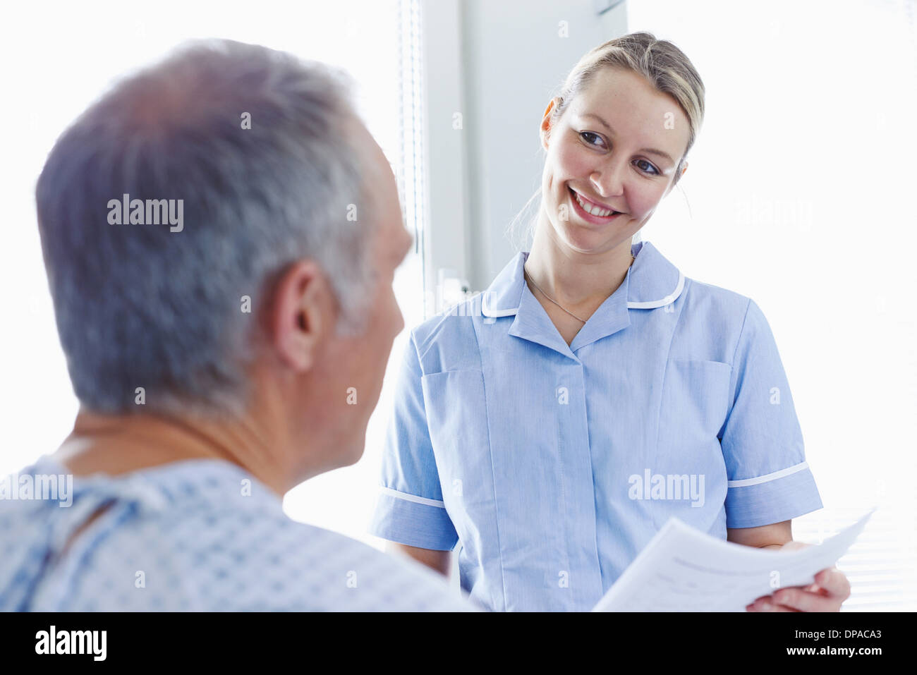 Krankenschwester, Gespräch mit Patienten Stockfoto